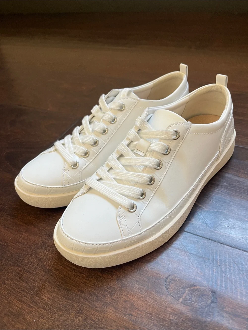 Vionic White Leather Women's Low-Top Sneakers